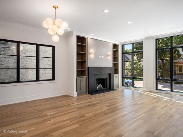 2214 W Oakdale Avenue, Chicago, IL 60618