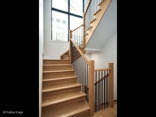 2214 W Oakdale Avenue, Chicago, IL 60618