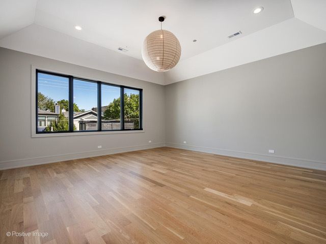 2214 W Oakdale Avenue, Chicago, IL 60618