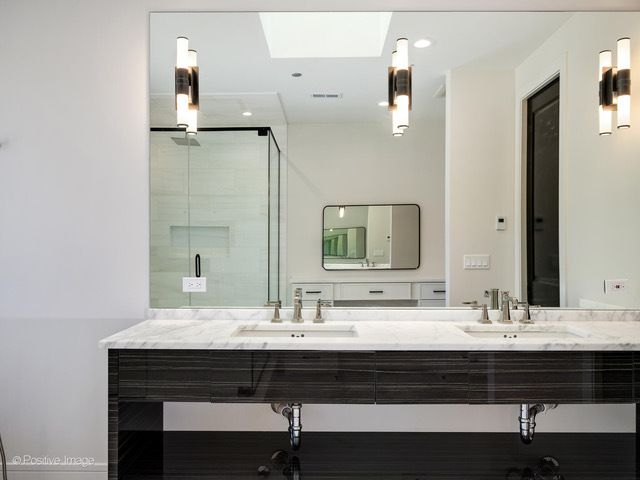 2214 W Oakdale Avenue, Chicago, IL 60618