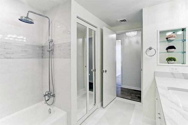 5001 Woodway Drive 1405, Houston, TX 77056