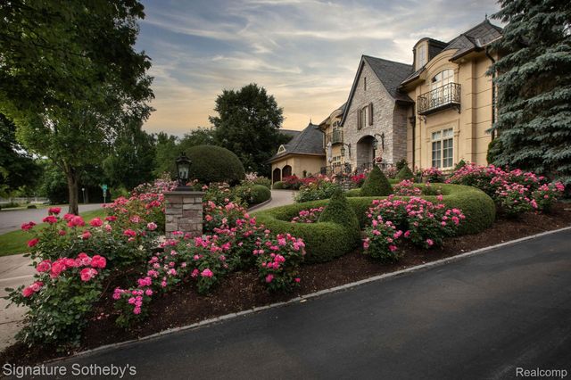840 Lakeside Drive, Birmingham, MI 48009