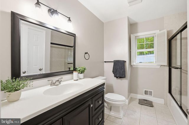 1718 HOLLINWOOD DR, Alexandria, VA 22307