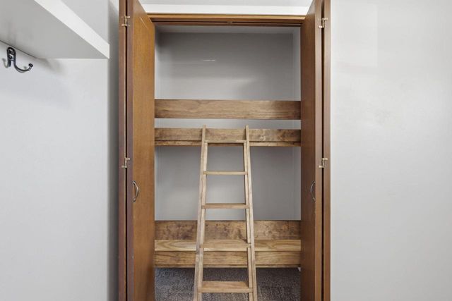 1381 SILVERWOOD LANE, Neenah, WI 54956