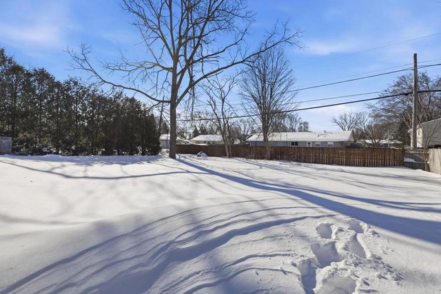 1381 SILVERWOOD LANE, Neenah, WI 54956