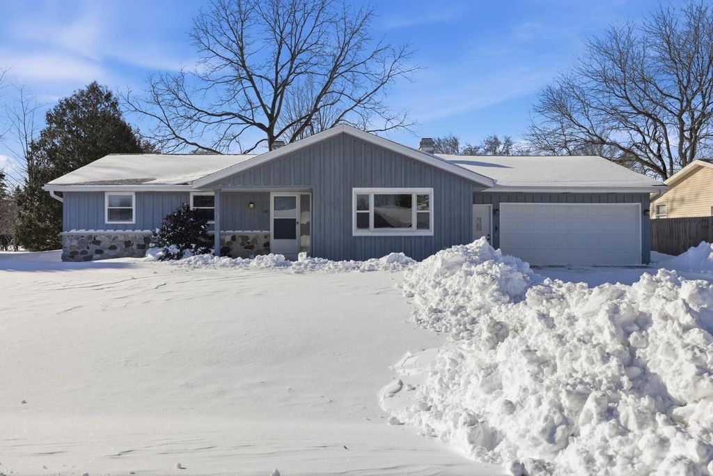 1381 SILVERWOOD LANE, Neenah, WI 54956