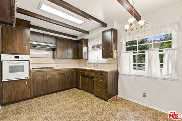8501 Petaluma Drive, Los Angeles, CA 91352