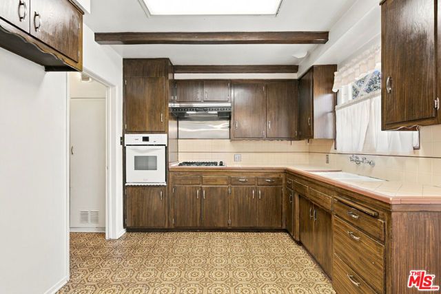 8501 Petaluma Drive, Los Angeles, CA 91352