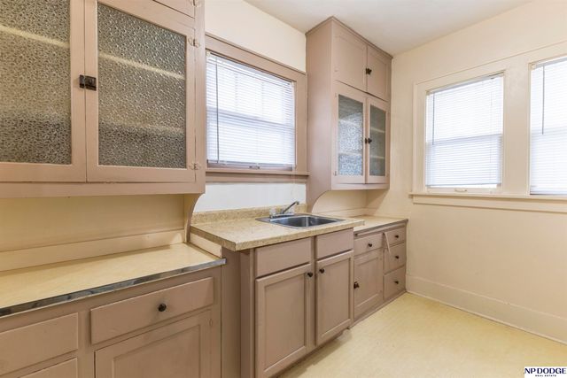 1110 S 43rd Street, Omaha, NE 68105