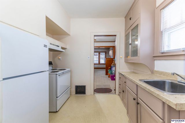 1110 S 43rd Street, Omaha, NE 68105