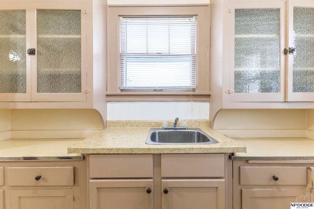 1110 S 43rd Street, Omaha, NE 68105