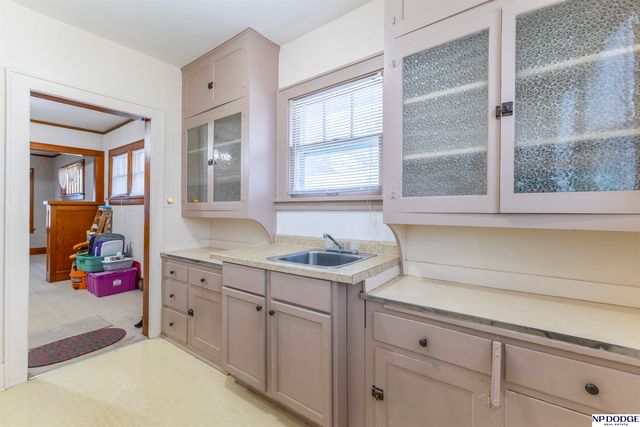 1110 S 43rd Street, Omaha, NE 68105