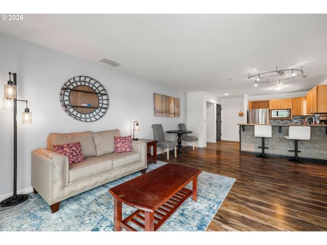 940 Nw NAITO Pkwy L15, Portland, OR 97209