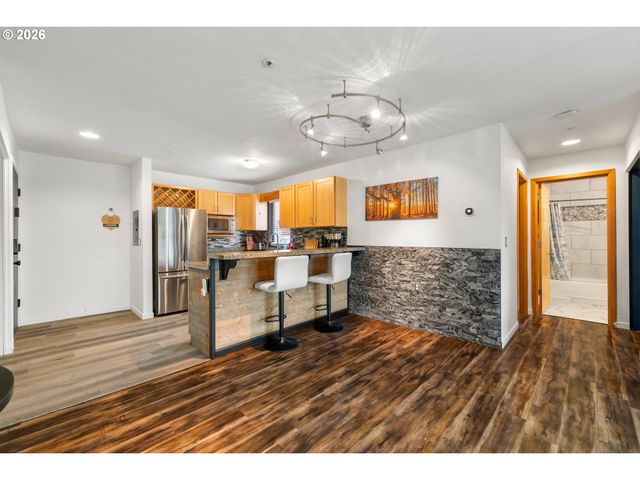 940 Nw NAITO Pkwy L15, Portland, OR 97209