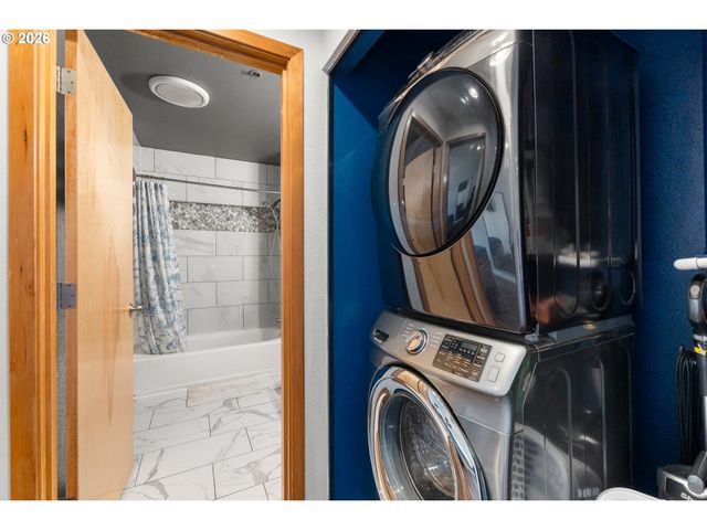 940 Nw NAITO Pkwy L15, Portland, OR 97209
