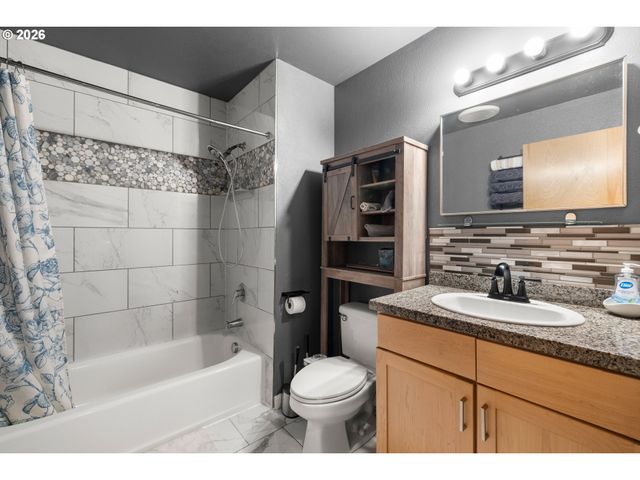 940 Nw NAITO Pkwy L15, Portland, OR 97209