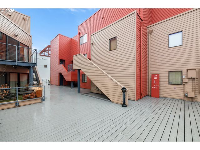 940 Nw NAITO Pkwy L15, Portland, OR 97209