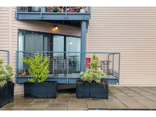 940 Nw NAITO Pkwy L15, Portland, OR 97209