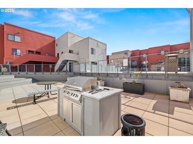 940 Nw NAITO Pkwy L15, Portland, OR 97209