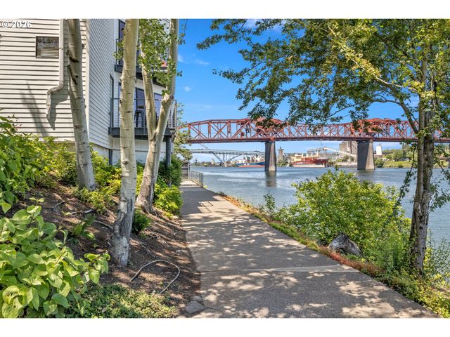 940 Nw NAITO Pkwy L15, Portland, OR 97209
