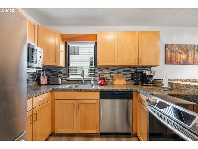 940 Nw NAITO Pkwy L15, Portland, OR 97209
