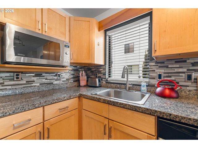 940 Nw NAITO Pkwy L15, Portland, OR 97209