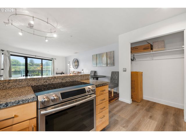 940 Nw NAITO Pkwy L15, Portland, OR 97209