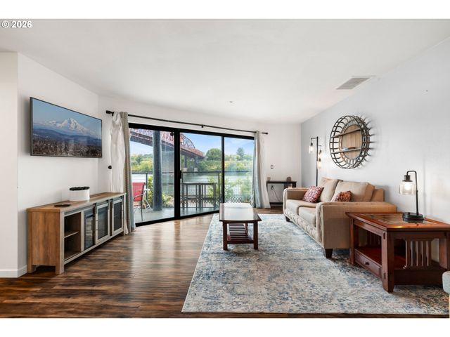 940 Nw NAITO Pkwy L15, Portland, OR 97209