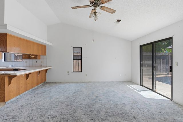 166 N Lyndsay Way, Dinuba, CA 93618