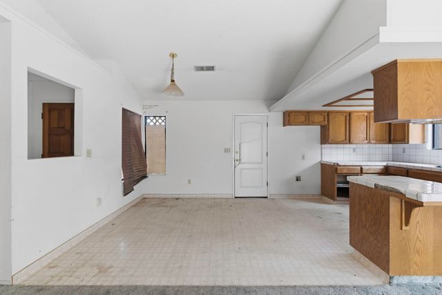 166 N Lyndsay Way, Dinuba, CA 93618