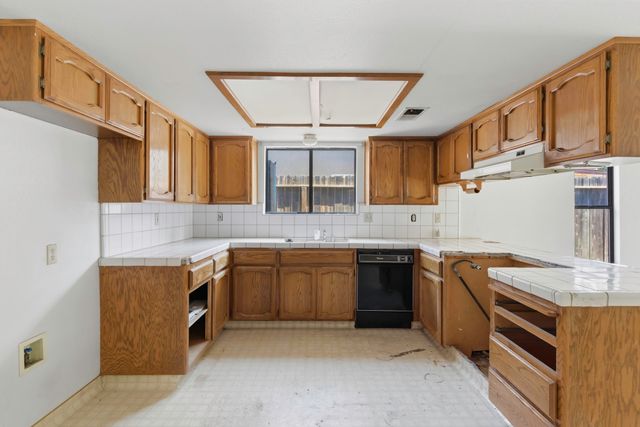 166 N Lyndsay Way, Dinuba, CA 93618