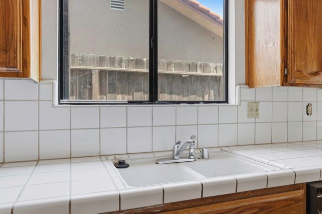 166 N Lyndsay Way, Dinuba, CA 93618
