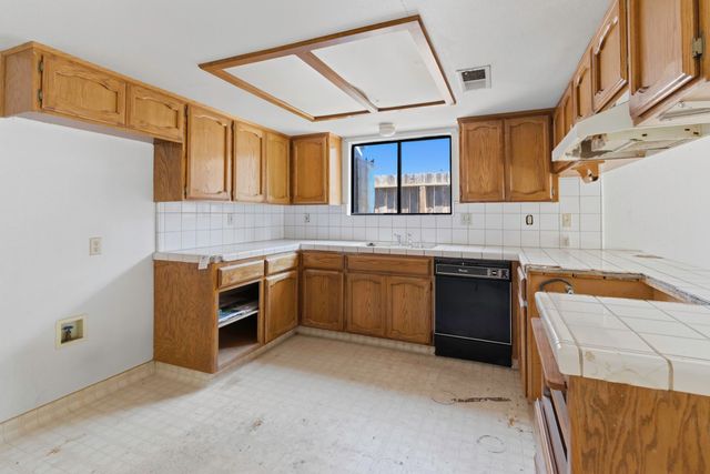 166 N Lyndsay Way, Dinuba, CA 93618