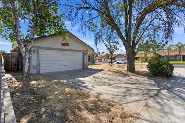 166 N Lyndsay Way, Dinuba, CA 93618
