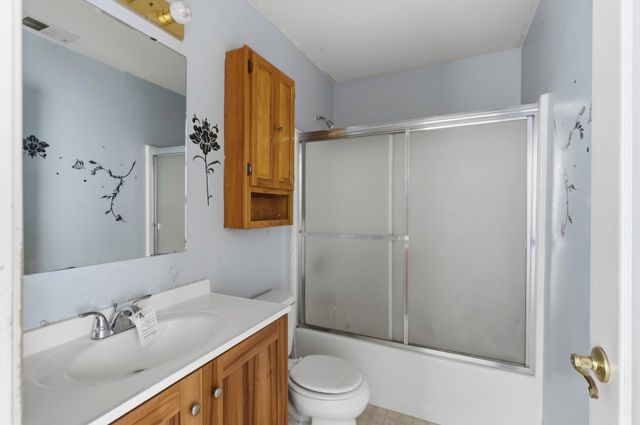 166 N Lyndsay Way, Dinuba, CA 93618