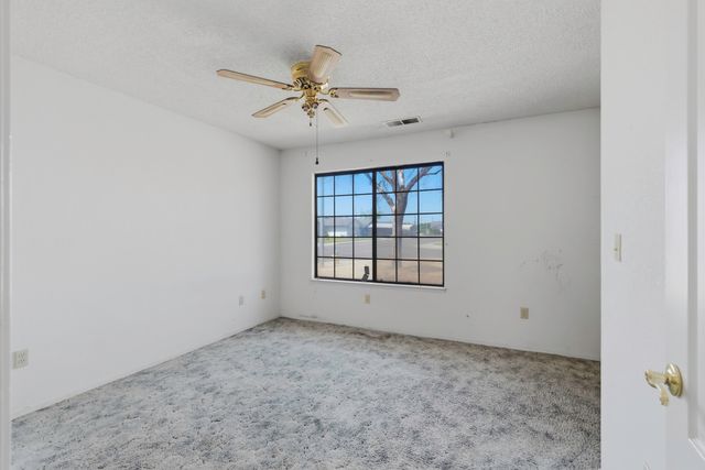 166 N Lyndsay Way, Dinuba, CA 93618