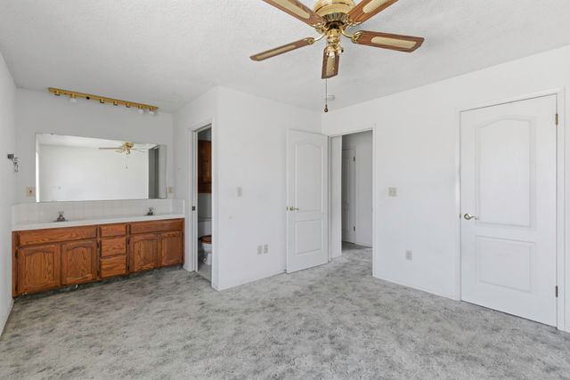 166 N Lyndsay Way, Dinuba, CA 93618