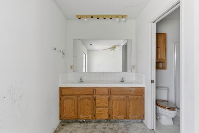 166 N Lyndsay Way, Dinuba, CA 93618