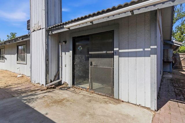 166 N Lyndsay Way, Dinuba, CA 93618