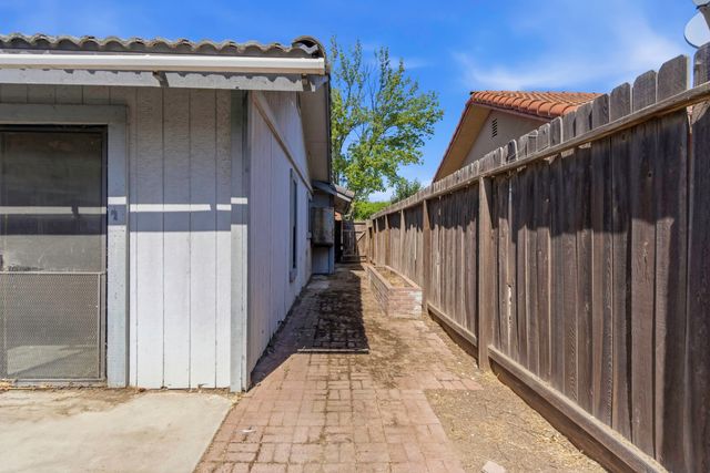 166 N Lyndsay Way, Dinuba, CA 93618