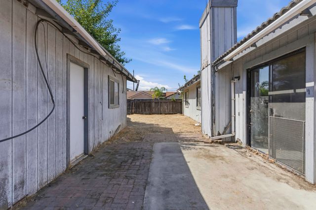 166 N Lyndsay Way, Dinuba, CA 93618