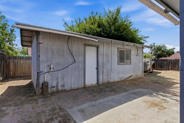 166 N Lyndsay Way, Dinuba, CA 93618