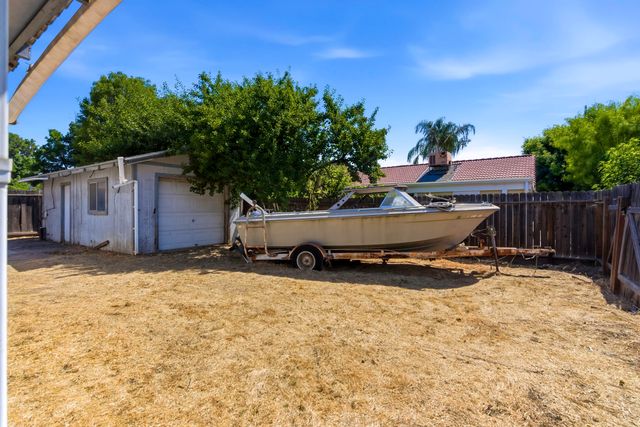 166 N Lyndsay Way, Dinuba, CA 93618