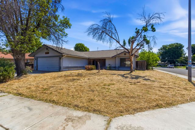 166 N Lyndsay Way, Dinuba, CA 93618