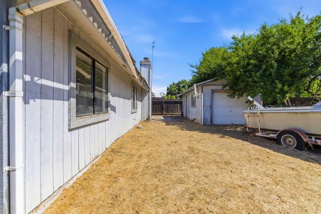 166 N Lyndsay Way, Dinuba, CA 93618