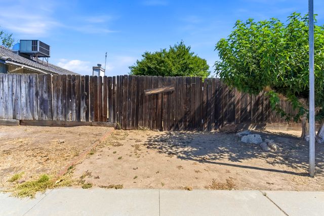 166 N Lyndsay Way, Dinuba, CA 93618