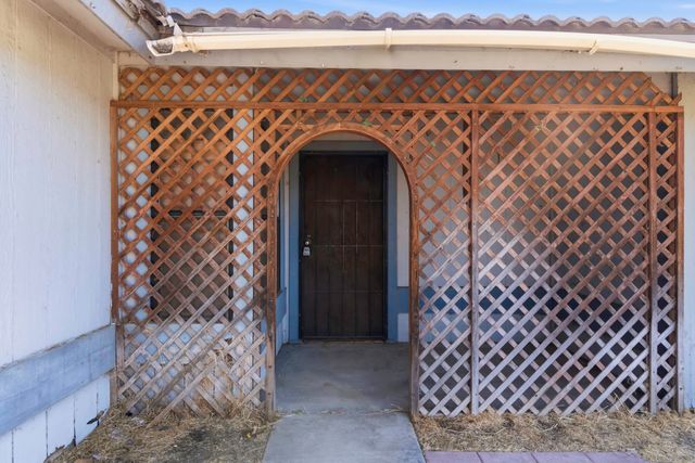 166 N Lyndsay Way, Dinuba, CA 93618