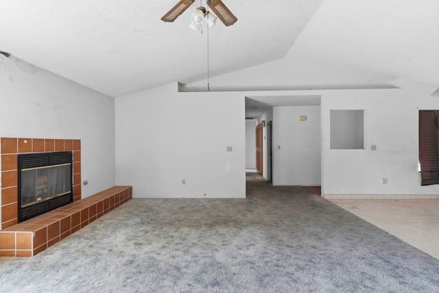 166 N Lyndsay Way, Dinuba, CA 93618