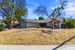 166 N Lyndsay Way, Dinuba, CA 93618