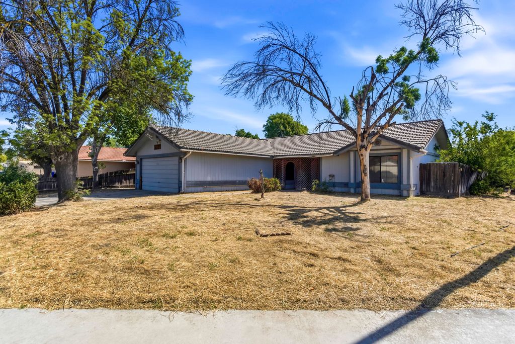 166 N Lyndsay Way, Dinuba, CA 93618